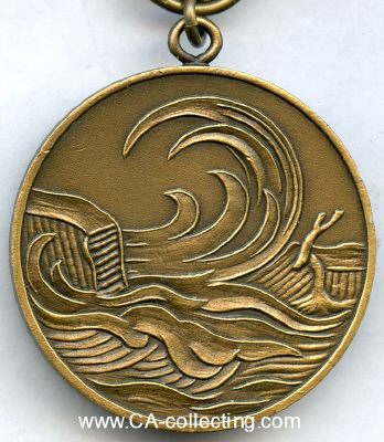 Photo 2 : NIEDERSACHSEN. Sturmflut-Medaille 16. Februar 1962....