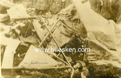 PHOTO 9x14cm: 'Toter Pilot in Flugzeugwrack'. 1917 als...
