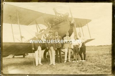 PHOTO UM 1910 10x15cm: Personen vor Flugapparat stehend.