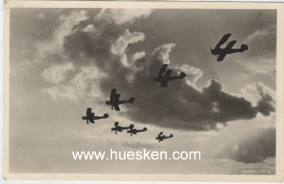 PHOTO-POSTKARTE 'Staffel Heinkel-Jagdflugzeuge in den...