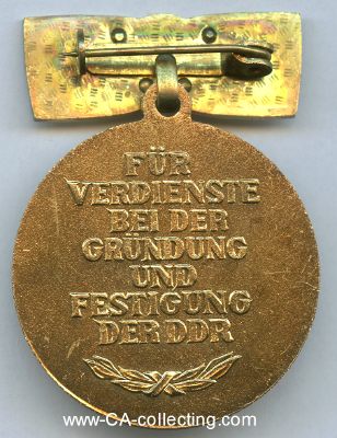Photo 4 : MEDAILLE 30. JAHRESTAG DER DDR 1979. Goldbronze lackiert...