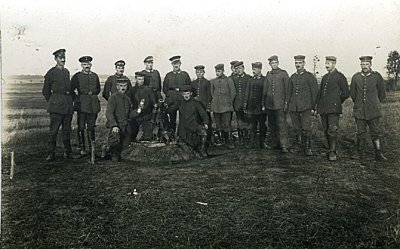 PHOTO 9x14cm: Gruppe feldgrauer Soldaten mit Minenwerfer.