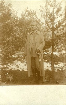 PHOTO 14x9cm: Feldgrauer Offizier im Mantel mit Degen.