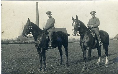 PHOTO 9x13cm: Zwei Offiziere zu Pferd.