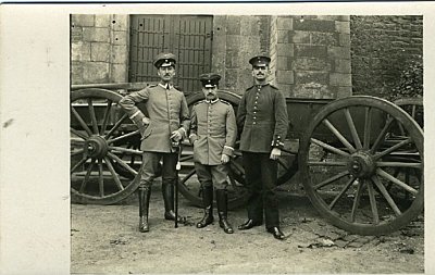 PHOTO 9x13cm: Drei Soldaten vor Wagen stehend.