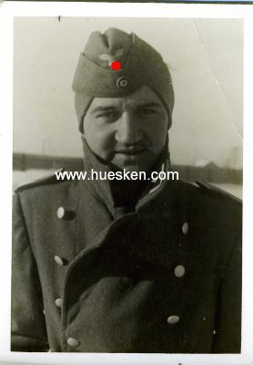 KLEINES PORTRÄTPHOTO 8x6cm: Soldat im Mantel mit...