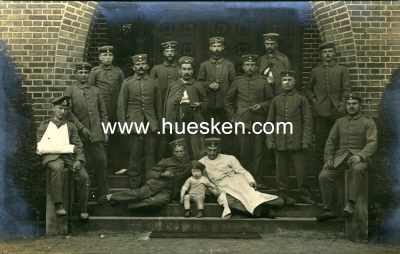 PHOTO 9x14cm: Gruppe Soldaten mit Kind. 1915 als Feldpost...