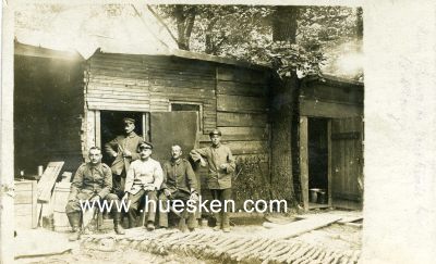 PHOTO 9x14cm: Feldgraue Soldaten vor Unterkunft. 1917als...