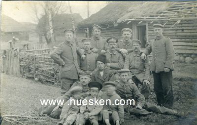 PHOTO 9x14cm: Feldgraue Soldaten mit Kindern vor...