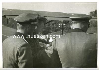 HOFFMANN-PHOTO 13x18cm: Engel mit zwei Offizieren am...