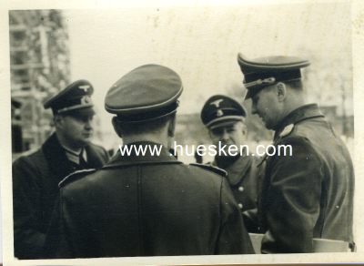 Photo 2 : 3 PHOTOS 8x11cm um 1941: Gerhard Engel im Gespräch...