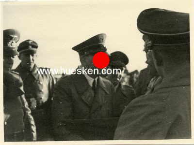 PHOTO 8x11cm um 1941: Hitler begrüßt einen...