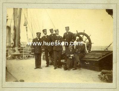 PHOTO 10x15cm: Offiziere an Deck, auf Untersatzkarton.
