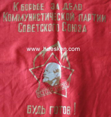 Photo 2 : FANFARENTUCH. Rot mit Leninporträt, Inschrift und...