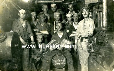 PHOTO 9x14cm: Maschinisten im Kesselraum. 1917 als...