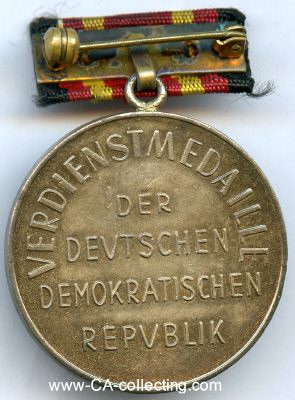 Photo 3 : VERDIENSTMEDAILLE DER DDR. Weißmetall emailliert....