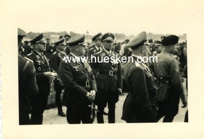 LOERZER, BRUNO. Photo 7x9cm mit weiteren Offizieren der...