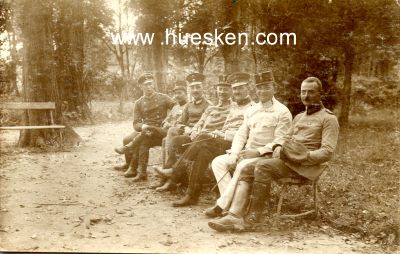 PHOTO 14x9cm: Offiziere auf einer Bank im Wald sitzend.