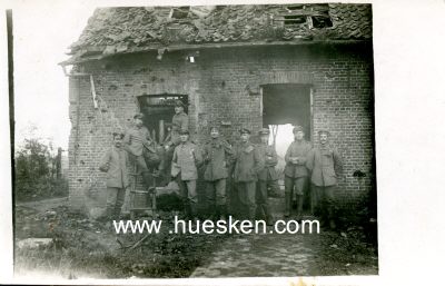 PHOTO 9x14cm: Feldgraue Soldaten vor einer Ruine.