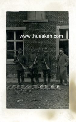 PHOTO 14x9cm: Feldgraue Soldaten mit geschossenen Hasen.