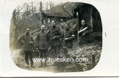 PHOTO 9x14cm: Feldgraue Soldaten vor einer Unterkunft.