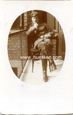 PHOTO 14x9cm: Feldgrauer Soldat auf Balkon sitzend,...