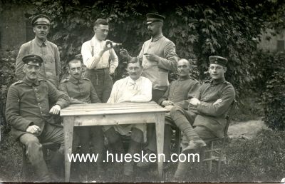 PHOTO 9x14cm: Acht Soldaten im Garten am Tisch sitzend....