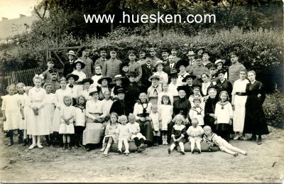 PHOTO 9x14cm: Feldgraue Soldaten mit Frauen und Kindern.