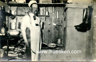PHOTO 9x14cm: 'Küchenbulle' in seiner Küche.
