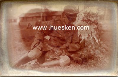 PHOTO 9x14cm: Feldgrauer Soldat mit seinem Hund und...