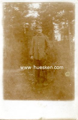 PHOTO 14x9cm: Feldgrauer Soldat im Wald. Verblichen.