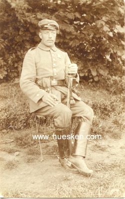 PHOTO 14x9cm: Feldgrauer Soldat mit Säbel, auf einem...