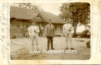 PHOTO 13x8cm Drei Soldaten vor Unterkunft. 1916 als...