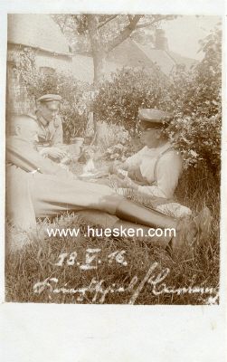 PHOTO 14x9cm: Drei feldgraue Soldaten beim Kartenspielen.