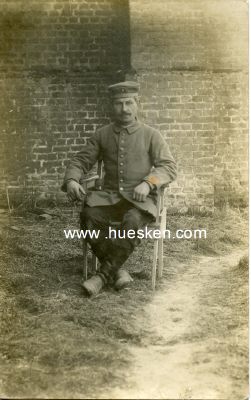 PHOTO 14x9cm: Feldgrauer Soldat auf einem Stuhl, 1917...