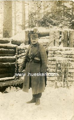 PHOTO 14x9cm: Feldgrauer Soldat vor seinem Unterstand.