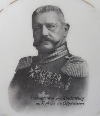Foto 2 : PORZELLANTELLER mit Brustporträt Paul von Hindenburg...
