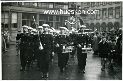 PHOTO 11x17cm: Musikzug der Kriegsmarine mit Schellenbaum