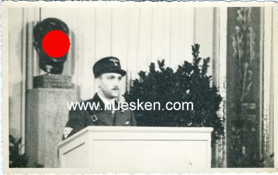 PHOTO 9x13cm: NSKK-Führer am Rednerpult.
