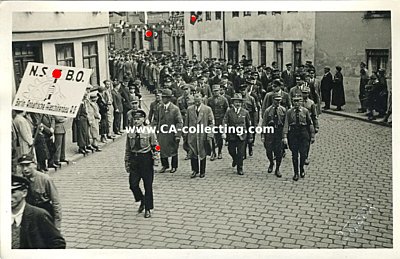 PHOTO 9x14cm um 1933: NSBO und SA marschiert auf der...
