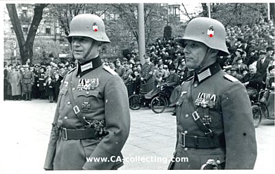 PHOTO 9x13cm: zwei Offiziere mit Stahhelmen, Eisernen...