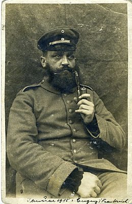 PHOTO 14x9cm: Feldgrauer Soldat Pfeife rauchend.