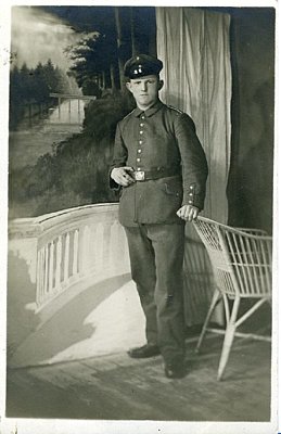 PHOTO 14x9cm: Feldgrauer Soldat mit Mütze.