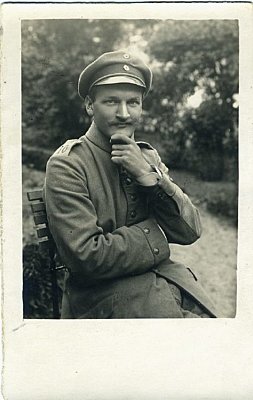 PHOTO 14x9cm: Feldgrauer Soldat mit Schulterklappe '10'.