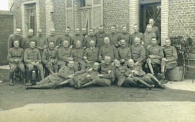 PHOTO 9x13cm: Gruppe feldgrauer Soldaten mit Offizieren.