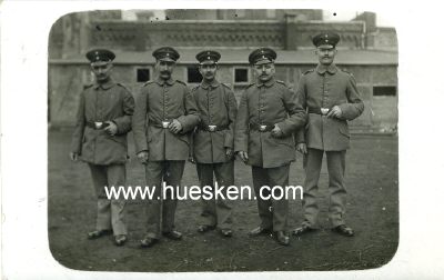 PHOTO 9x13cm: Gruppe von fünf feldgrauen Soldaten....