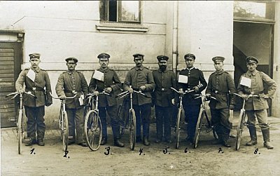 PHOTO 9x13cm: Soldaten mit Fahrrädern.