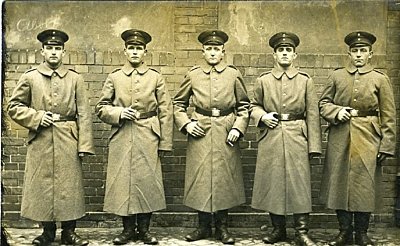 PHOTO 9x13cm: Fünf strammstehende Soldaten.