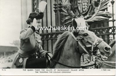 PHOTO-POSTKARTE The Queen takes the Salute at Buckingham...