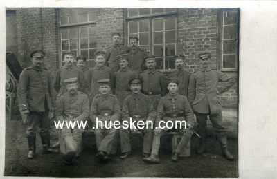 POSTKARTE 9x13cm: Gruppe Soldaten. 1917 als Feldpost...